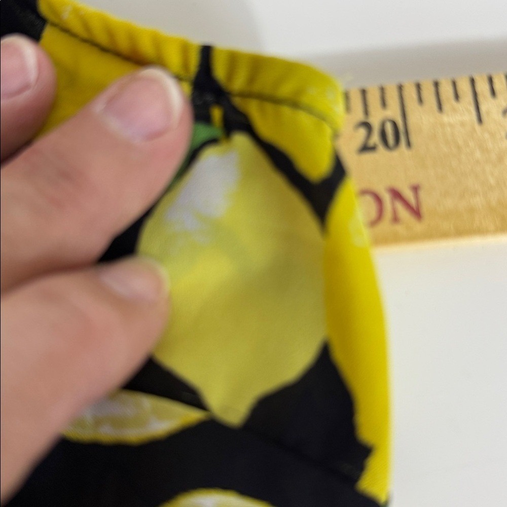 Nine West Womens Small Lemon Print Sleeveless V-Neck Blouse‎ Yellow Black Fruit - Picture 7 of 7